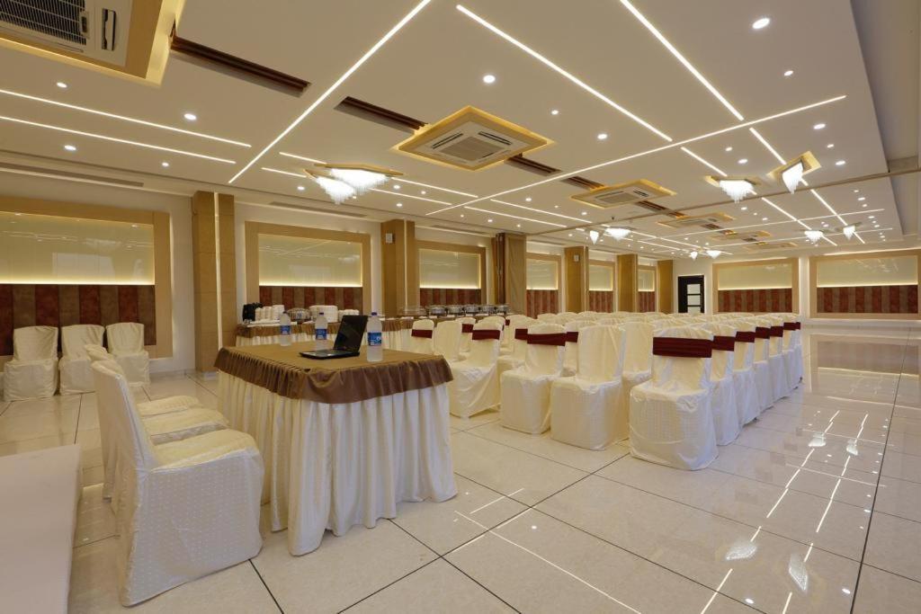 Hotel Decent Unjha Eksteriør billede