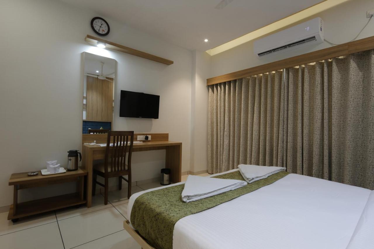 Hotel Decent Unjha Eksteriør billede