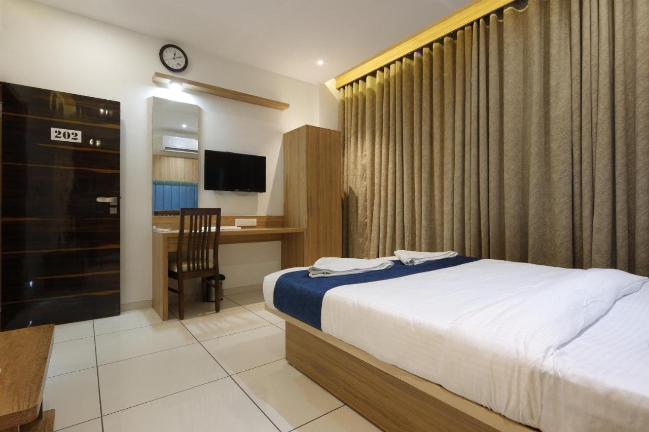 Hotel Decent Unjha Eksteriør billede