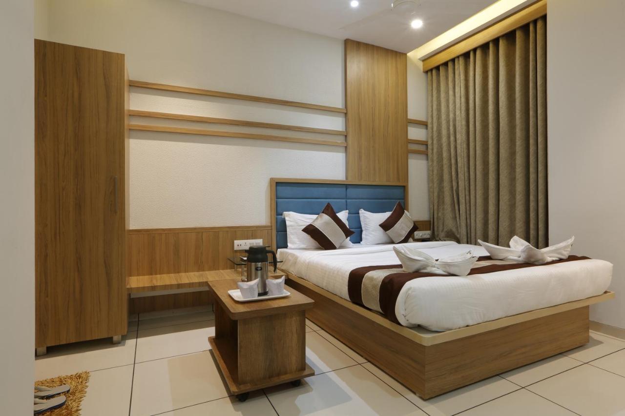 Hotel Decent Unjha Eksteriør billede