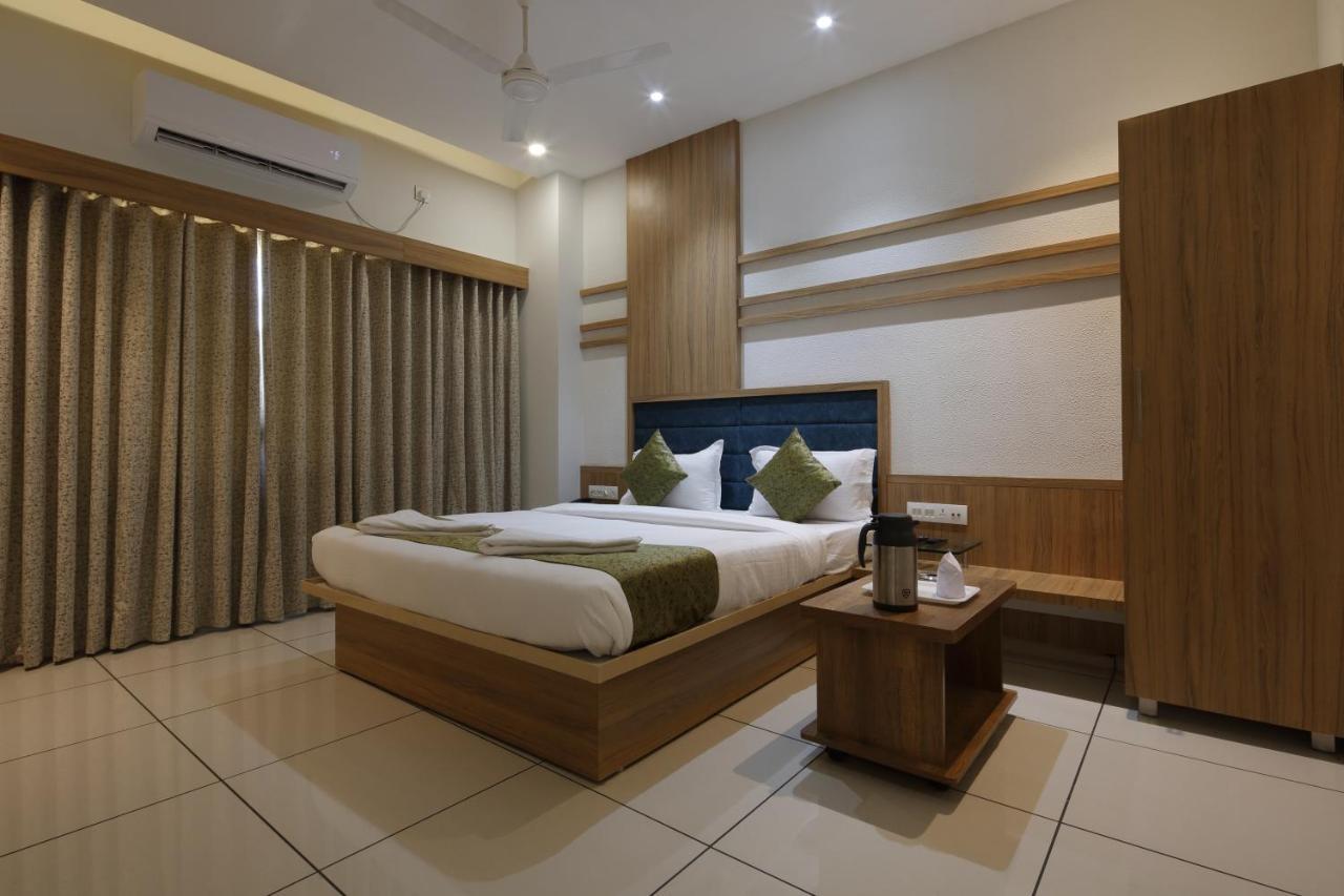 Hotel Decent Unjha Eksteriør billede