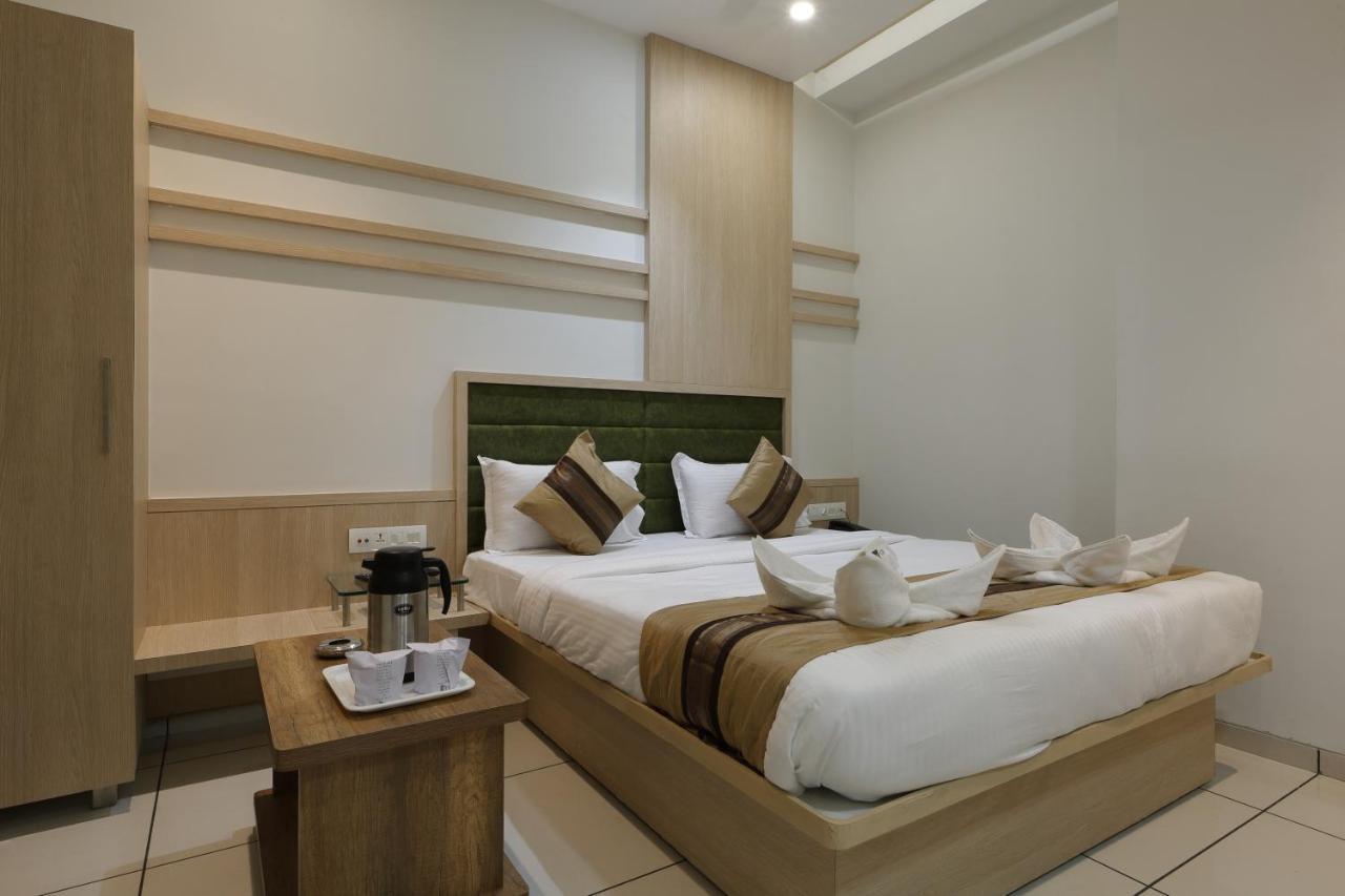 Hotel Decent Unjha Eksteriør billede