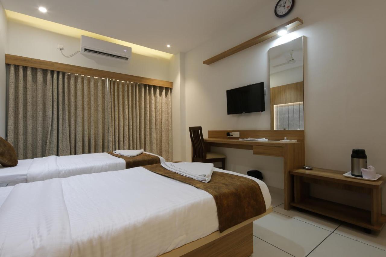 Hotel Decent Unjha Eksteriør billede