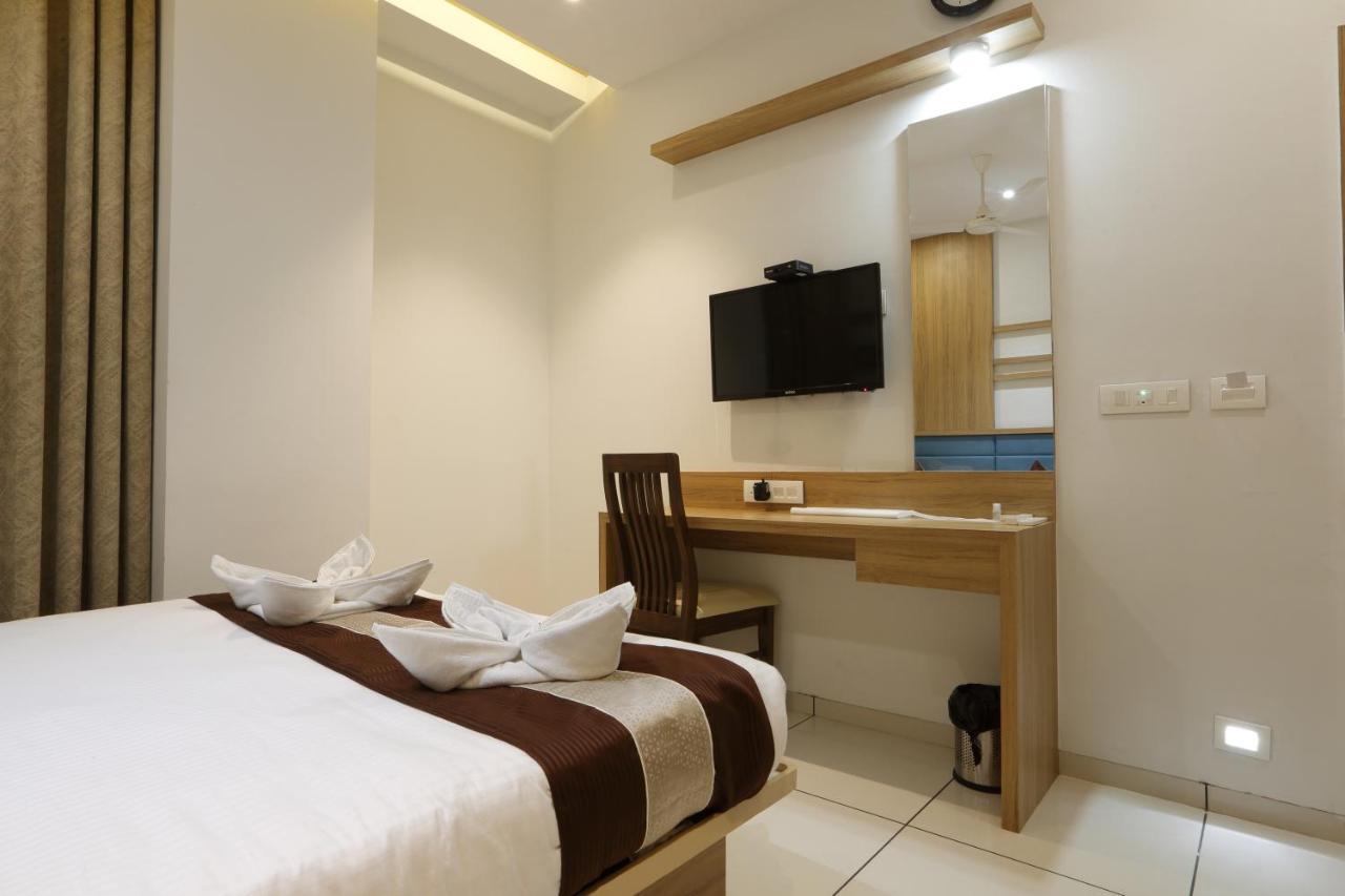 Hotel Decent Unjha Eksteriør billede