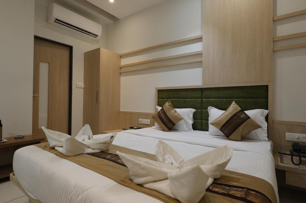 Hotel Decent Unjha Eksteriør billede