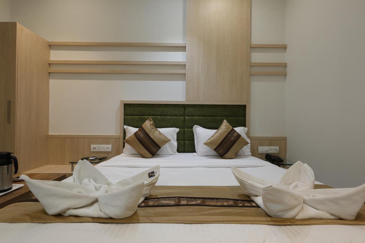 Hotel Decent Unjha Eksteriør billede